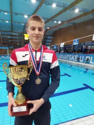 Filip s peharom i medaljama