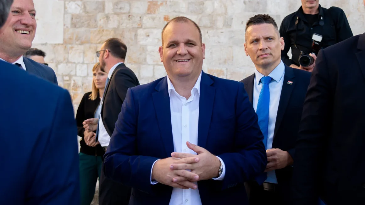 svecanost-urucivanja-Sporazuma-o-provedbi ITP-a-za-otoke-i-urucivanje-Ugovora-za-program-razvoja-otoka-FOTO-Linda-Vidovic (1)