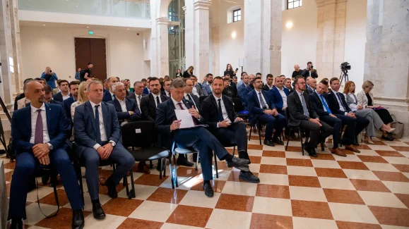 svecanost-urucivanja-Sporazuma-o-provedbi ITP-a-za-otoke-i-urucivanje-Ugovora-za-program-razvoja-otoka-FOTO-Linda-Vidovic (31)