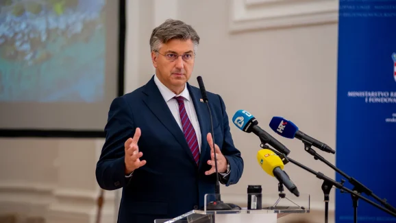 Andrej-Plenkovic-svecanost-urucivanja-Sporazuma-o-provedbi ITP-a-za-otoke-i-urucivanje-Ugovora-za-program-razvoja-otoka-FOTO-Linda-Vidovic (42)