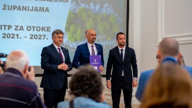 svecanost-urucivanja-Sporazuma-o-provedbi ITP-a-za-otoke-i-urucivanje-Ugovora-za-program-razvoja-otoka-FOTO-Linda-Vidovic (44)