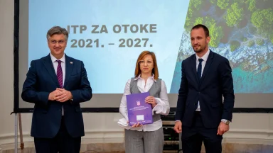 svecanost-urucivanja-Sporazuma-o-provedbi ITP-a-za-otoke-i-urucivanje-Ugovora-za-program-razvoja-otoka-FOTO-Linda-Vidovic (45)