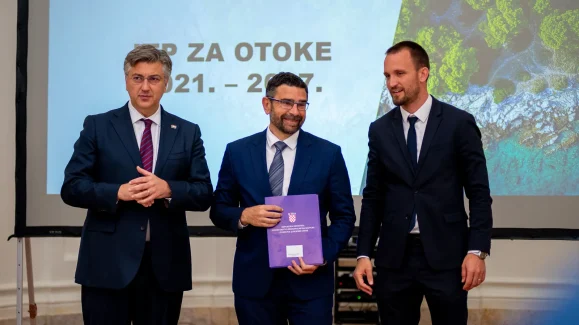 svecanost-urucivanja-Sporazuma-o-provedbi ITP-a-za-otoke-i-urucivanje-Ugovora-za-program-razvoja-otoka-FOTO-Linda-Vidovic (46)