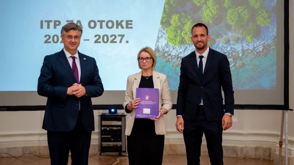 svecanost-urucivanja-Sporazuma-o-provedbi ITP-a-za-otoke-i-urucivanje-Ugovora-za-program-razvoja-otoka-FOTO-Linda-Vidovic (47)