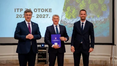 svecanost-urucivanja-Sporazuma-o-provedbi ITP-a-za-otoke-i-urucivanje-Ugovora-za-program-razvoja-otoka-FOTO-Linda-Vidovic (48)