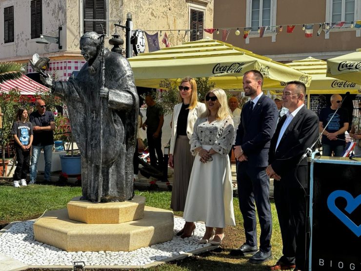 biograd na moru spomenik papa Ivan Pavao II 7