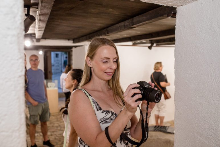 rab izložba zvonimira karavida umjetnica kiparica 4