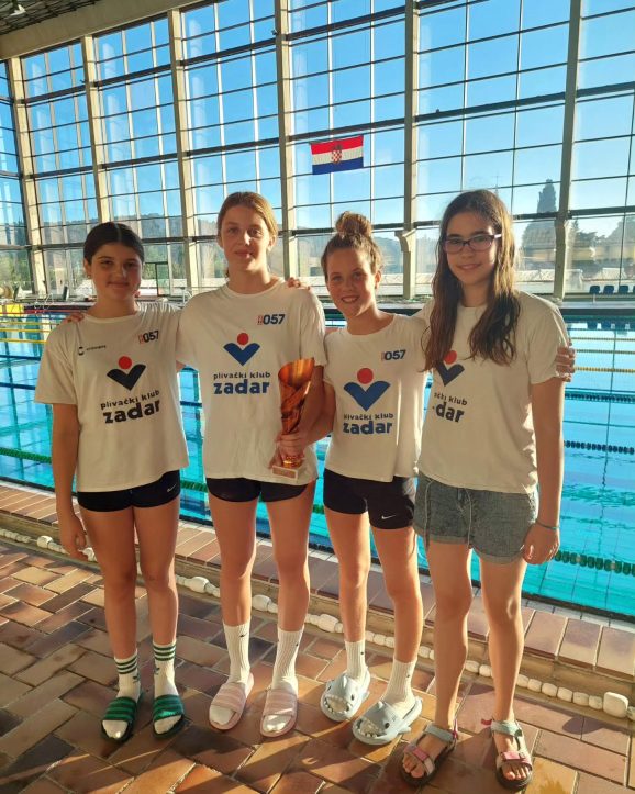 broncane ml. kadetkinje s peharom