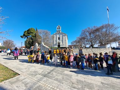 poličnik vrtić maškare 2025 a