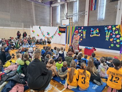 poličnik vrtić maškare 2025 c