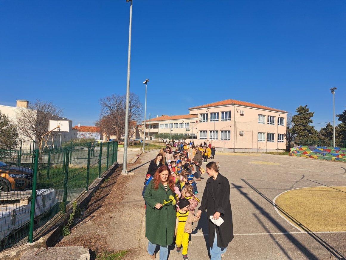 poličnik vrtić maškare 2025 f