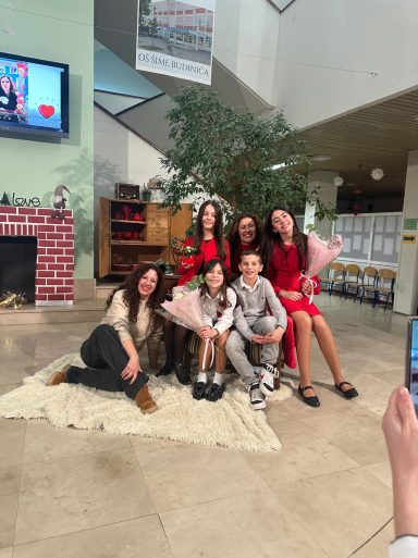 voditeljska ekipa s učiteljicama