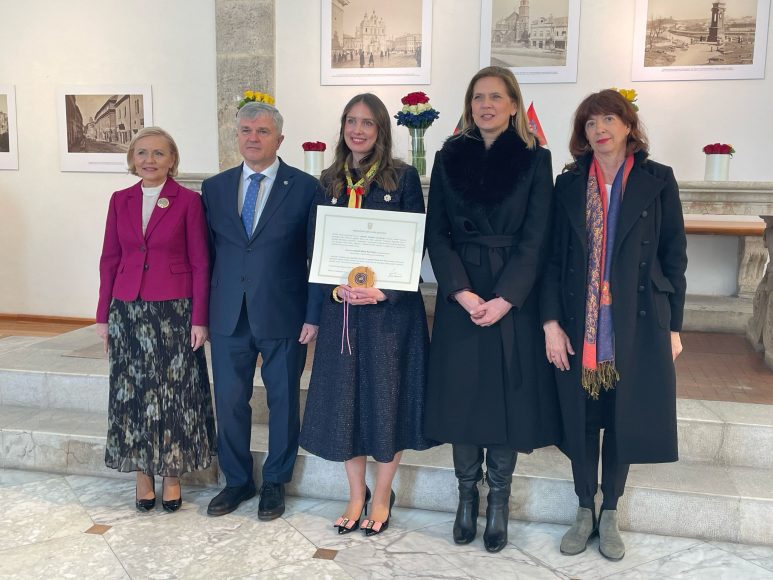 01dcb8e3-542d-46f7-8a33-3f9d0ac9514c