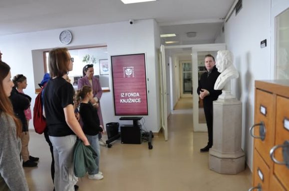 knjižnica učenici sali posjet