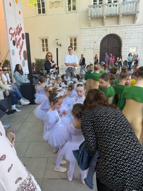 7b74cde4-6daf-4868-9368-67d49e56720d