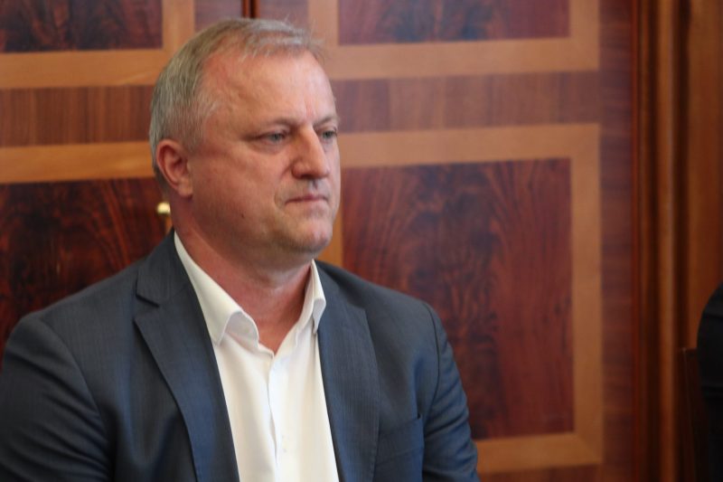 primopredaja vlasti simi erlicu as