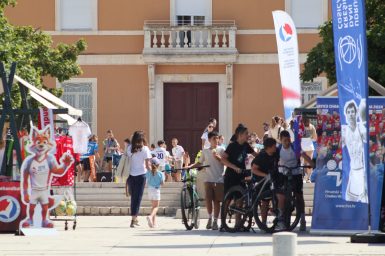 zadar špica sunčano proljeće turisti kalelarga riva forum narodni trg 11