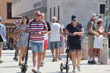 zadar špica sunčano proljeće turisti kalelarga riva forum narodni trg 12