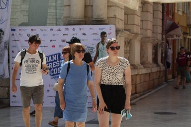 zadar špica sunčano proljeće turisti kalelarga riva forum narodni trg 32