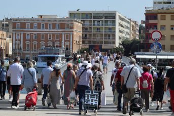 zadar špica sunčano proljeće turisti kalelarga riva forum narodni trg 50