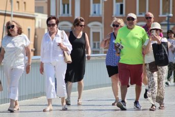 zadar špica sunčano proljeće turisti kalelarga riva forum narodni trg 56
