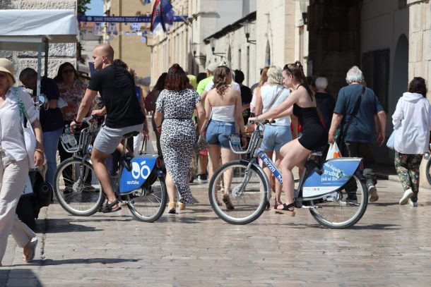 zadar špica sunčano proljeće turisti kalelarga riva forum narodni trg 58