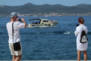 zadar špica sunčano proljeće turisti kalelarga riva forum narodni trg 6