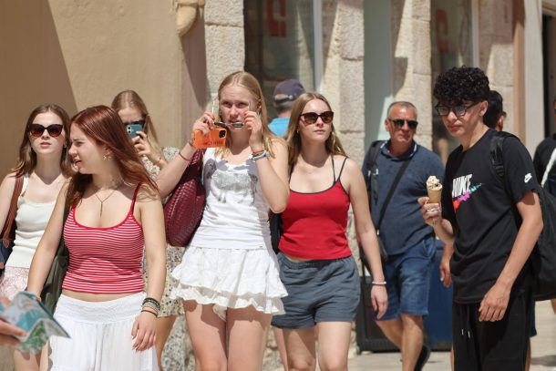 zadar špica sunčano proljeće turisti kalelarga riva forum narodni trg 70