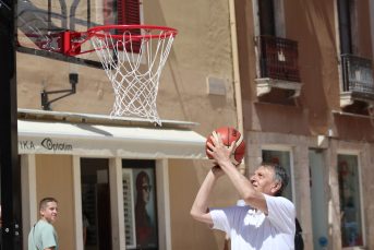 zadar špica sunčano proljeće turisti kalelarga riva forum narodni trg 88