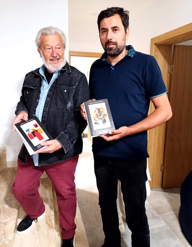 Bilosnić je organizatoru Pjesničkog sijela u Koritima poklonio svoje Izabrana djela za buduću biblioteku u Koritima