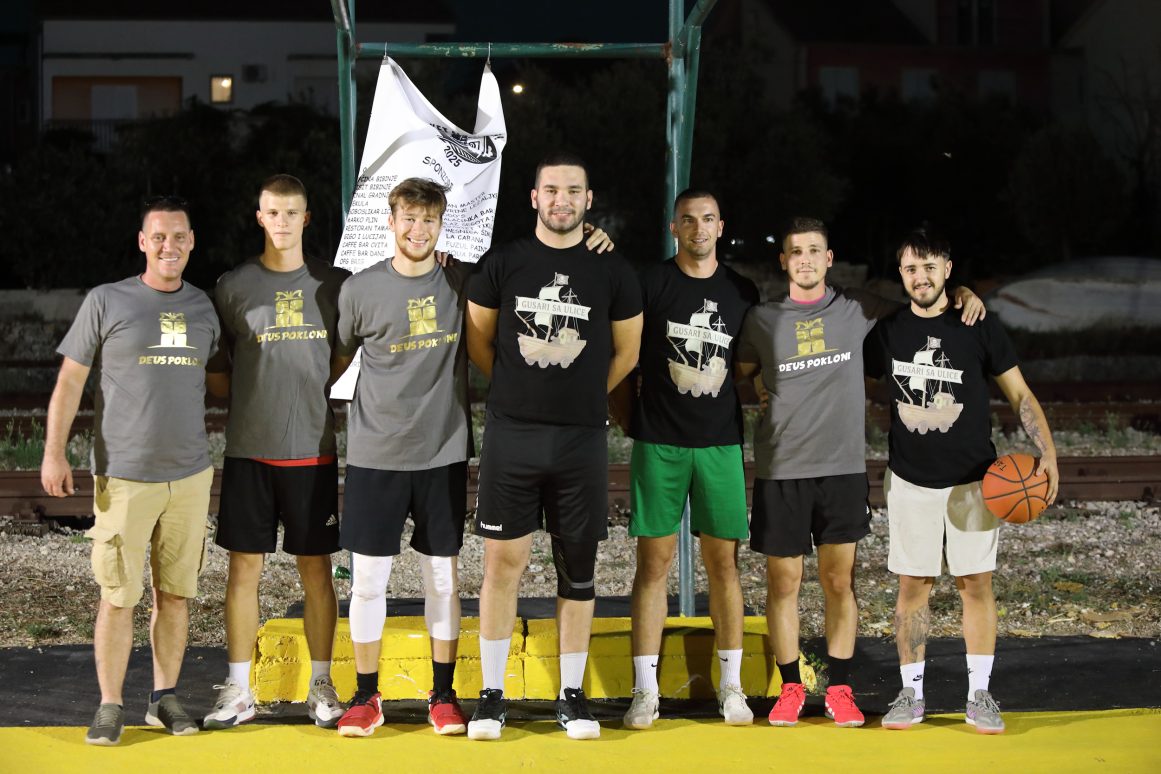 Deus pokloni - sive majice