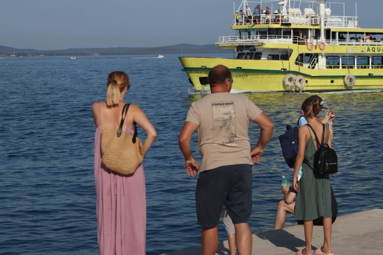 turisti brod 22 asitnica