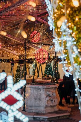 54 21 Božićni sajam obrtnici u atriju palače Cedulin 3.12.2024, Foto Matija Lipar_800_1200