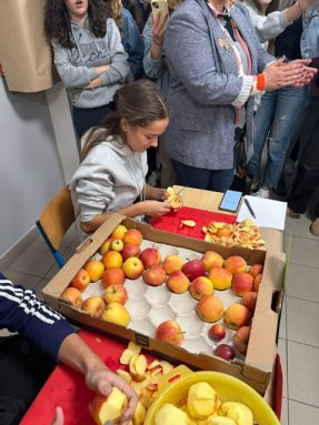 Edukativno-humanitarna akcija _Jedna jabuka na dan, doktor iz kuće van!_ EBTŠ ZADAR 2025 (2)