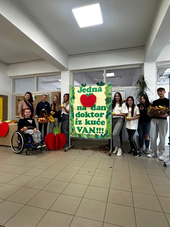Edukativno-humanitarna akcija _Jedna jabuka na dan, doktor iz kuće van!_ EBTŠ ZADAR 2025 (6)