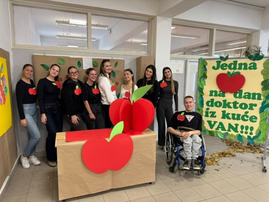 Edukativno-humanitarna akcija _Jedna jabuka na dan, doktor iz kuće van!_ EBTŠ ZADAR 2025 (9)