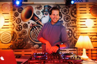 DJ Ante Dujić Božićni gramofon 03.12.2025, foto Bojan Bogdanić 07.jpg_1600x1067