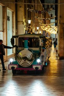 28 034 Božićni vlakić Advent u Zadru 2025, Foto Matija Lipar