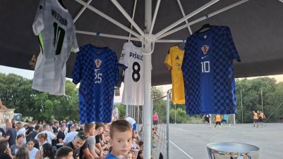 Original dresovi s potpisima -Luka Modrić, Martin Erlić, Marko i Marijo