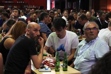 9_ekipni kviz_Pozderac u krupnom planu u majici MMM