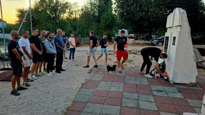 Paljenje svijeća i polaganje vijenaca ispred spomenika pok.Božidaru Bašiću