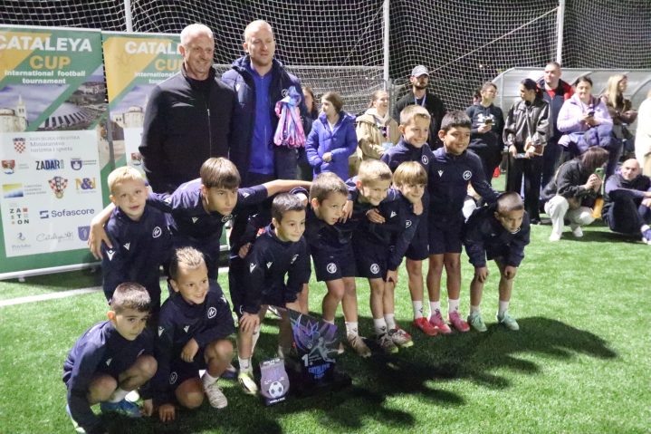 foto CATALEYA LISTOPAD 2026 - dječaci nk zadarnova sa pobjedničkim peharom